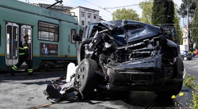 Lugar del accidente entre el automóvil del capitán del Lazio Ciro Immobile y un tranvía en el puente Giacomo Matteotti en Roma, el 16 de abril de 2023.