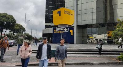 Imagen referencial de una entidad bancaria en el norte de Quito, el 17 de abril de 2023.