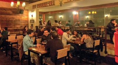 Imagen referencial de personas en un restaurante de Quito, en 2022.
