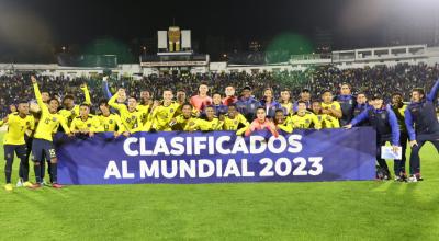 La selección de Ecuador celebra su clasificación al Mundial Sub 17, en el estadio Olímpico Atahualpa, el 17 de abril de 2023.