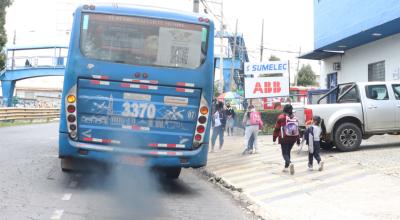 Un bus emite esmog en Quito, el 20 de abril de 2023.