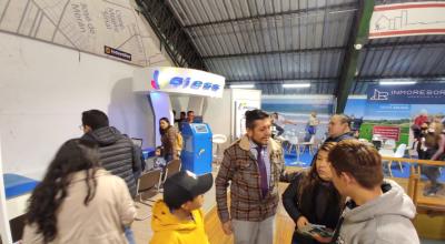 Clientes en el stand del Biess durante la Feria de Vivienda Clave, en Quito, el 19 de abril de 2023.