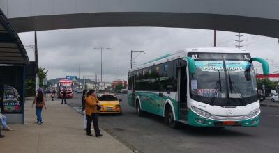 Un paradero de buses en el sector de la parroquia La Aurora, en Daule, una zona vecina al norte de Guayaquil. 