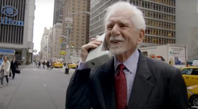 El ingeniero de Motorola, Marty Cooper, recreando la primera llamada de celular hace 50 años, en Nueva York, Estados Unidos.  
