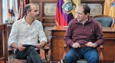 El prefecto electo del Azuay, Juan Cristóbal Lloret, y el gobernador Matías Abad conversan sobre seguridad, el 20 de abril de 2023. 