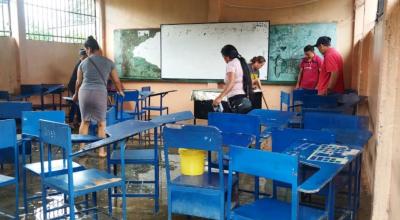 Padres de familia realizan una minga de limpieza en la Unidad Educativa Humberto Moreira, del cantón Ventanas (Los Ríos).