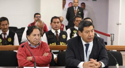 El expresidente peruano Alejandro Toledo, de saco rojo, asiste a la audiencia de rigor antes de ser trasladado a prisión.