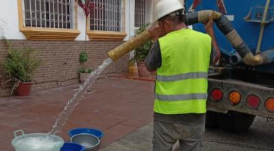 Un tanquero de Interagua abastece de agua potable a un sector de Guayaquil, el 20 de abril de 2023. 