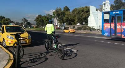 Un agente de tránsito del equipo especializado en ciclovías de Quito.
