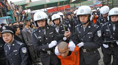 Imagen referencial. Policía china lleva a un hombre condenado a muerte, en 2016. 