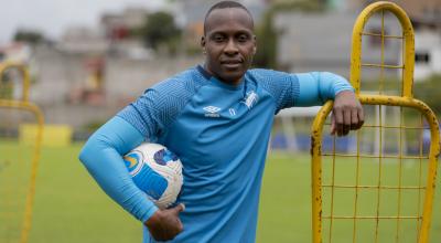 Yuber Mosquera en un entrenamiento de Universidad Católica, en el Complejo de la Armenia, el 25 de abril de 2023. 