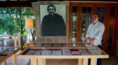 Gonzalo García posa junto a un retrato de su padre, Gabriel García Márquez.