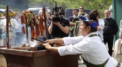 La chef manabita Valentina Álvarez, con su horno en España.