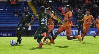 Jugadores de Libertad y Orense disputan una pelota en el estadio Reina del Cisne de Loja, el 30 de abril de 2023.