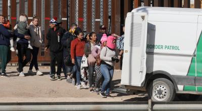 Migrantes son transferidos por agentes de la Patrulla Fronteriza después de cruzar el río Grande desde Ciudad Juárez a El Paso, Texas, para pedir asilo, el 27 de diciembre de 2022.