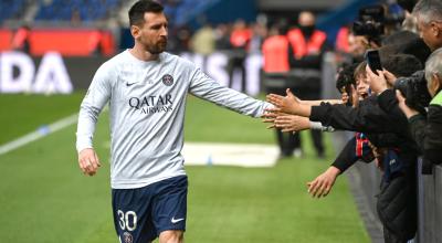 Lionel Messi saluda con hinchas del PSG, el 30 de abril de 2023, en el partido ante el FC Lorient.