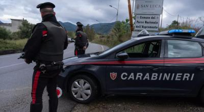 Efectivos policiales italianos durante el operativo contra la Mafia Ndragheta, dedicada al narcotráfico, en mayo de 2023.