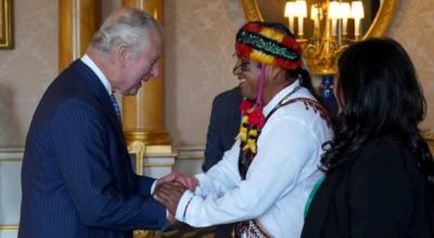 El rey Carlos III de Inglaterra junto al líder indígena ecuatoriano, Domingo Peas, en Londres, el 4 de mayo de 2023. 