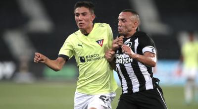 Sebastian González, de Liga de Quito, disputa el balón con Fernando Marçal, de Botafogo, en la Copa Sudamericana, el 4 de mayo de 2023.