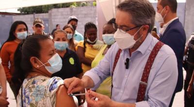 El ministro de Salud, José Ruales, en jornadas de vacunación por Covid-19, en Guayaquil, en julio de 2022. 