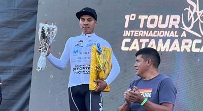 Santiago Montenegro recibe su trofeo tras la Etapa 2 del Tour Catamarca, en Argentina, el 5 de mayo de 2023.