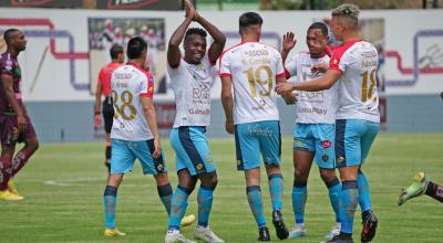 Los jugadores de El Nacional celebran su gol ante Mushuc Runa, en Echaleche, el 7 de mayo de 2023.