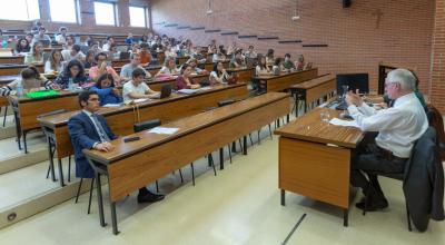 El embajador ecuatoriano en España, Andrés Vallejo, con estudiantes universitarios, el 20 de octubre de 2022.