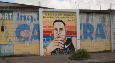 Mural de la cara de Junior Roldán, alias 'JR' en una calle en El Triunfo, donde es oriundo. Guayas, 12 de marzo de 2021.