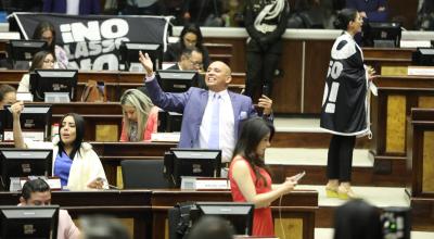 Asambleístas de UNES festejan, durante la sesión para decidir sobre el juicio político a Guillermo Lasso, este 9 de mayo de 2023.