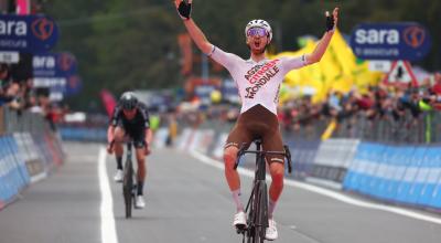 El 9 de mayo de 2023, el francés Aurelién Paret Peintre festeja su victoria en la Etapa 4 del Giro de Italia, por delante del noruego Andreas Leknessund, que es el nuevo líder.