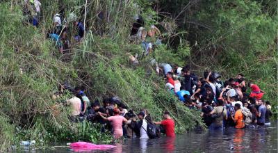 Un grupo de migrantes cruzando el río Grande, en la frontera entre Estados Unidos y México, el 9 de mayo de 2023.