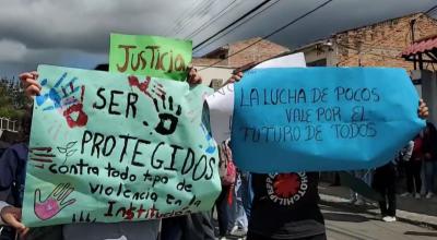 Estudiantes del colegio Herlinda Toral de Cuenca hacen un plantón contra los docentes por presuntos malos tratos. 