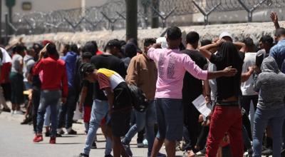 Migrantes hacen fila para entregarse voluntariamente a la Patrulla Fronteriza, el 9 de mayo de 2023, en la frontera de El Paso, Texas (EEUU). 