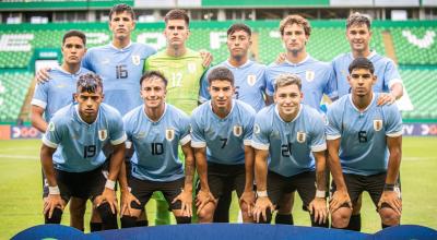 Los jugadores uruguayos posan para una foto antes de un partido por el Sudamericano Sub 20 de Colombia, en enero de 2023.