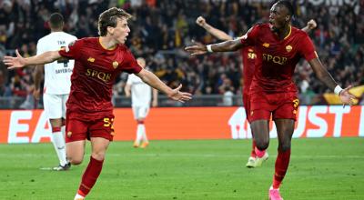 Edoardo Bove de la Roma celebra con sus compañeros tras anotar el 1-0 en la ida de las semifinales de la Europa League ante el Bayer Leverkusen, el 11 de mayo de 2023.