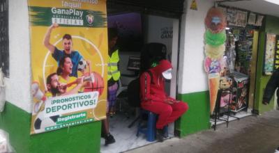 Negocios de pronósticos deportivos pagarán Impuesto Único, plantea reforma tributaria. Foto de un negocio en Turubamba, sur de Quito.