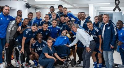 Los jugadores y cuerpo técnico de Millonarios junto a Miguel Ángel, el hincha que recibiría eutanasia.