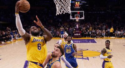 LeBron James, de los Lakers, trata de encestar ante los Golden State Warriors durante el sexto partido de las semifinales de la NBA, el 12 de mayo de 2023.