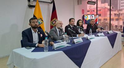 El perito Roberto Meza (centro) y los integrantes del Comité creada por el Gobierno para investigar el caso Gabela.