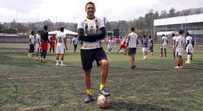 Martín Mandra se prepara para dirigir una práctica con Atlético Kin, en Quito, en abril de 2023.