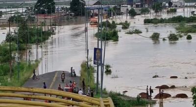 Vista panorámica de la vía Panamericana, cerrada tras el desbordamiento del río Santa Rosa, en El Oro, el 24 de marzo de 2023. 