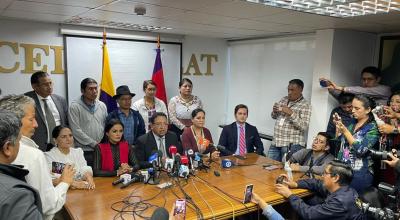 El expresidente de la Asamblea, Virgilio Saquicela, en rueda de prensa después de la muerte cruzada, este 17 de mayo de 2023.