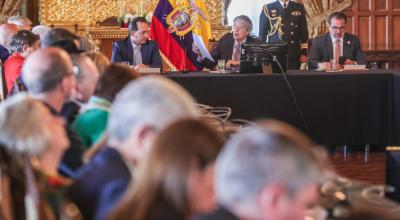 El ministro de Gobierno, Henry Cucalón, junto al presidente Guillermo Lasso, en una reunión con delegaciones diplomáticas, Quito, 17 de mayo de 2023. 