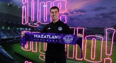 Ismael Rescalvo fue anunciado como el nuevo director técnico del Mazatlán FC y posa con una bufanda del equipo, el 18 de mayo de 2023.