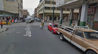 Intersección de las calles 10 de Agosto y Pío Montúfar, en Guayaquil.