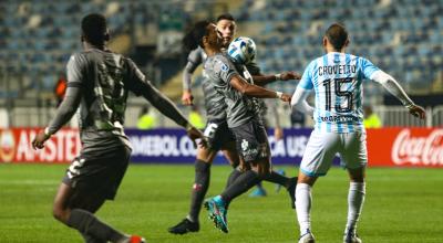 José 'Choclo' Quintero controla un balón en el partido de Liga de Quito ante Magallanes por Sudamericana, el 23 de mayo de 2023.