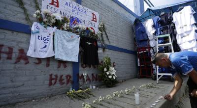 Un hombre rinde homenaje a los fallecidos en el estadio Cuscatlán en la capital de El Salvador, el 22 de mayo de 2023.