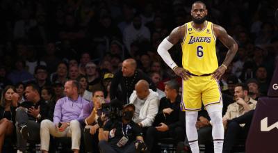 LeBron James, de Los Angeles Lakers, reacciona a una falta durante el primer cuarto contra los Denver Nuggets en el cuarto juego de las Finales de la Conferencia Oeste, el 22 de mayo de 2023.