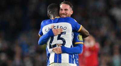 Moisés Caicedo y Alexis Mac Allister se abrazan después de la victoria del Brighton sobre el Manchester United, en la Premier League, el 4 de mayo de 2023. 