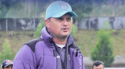 El entrenador Marcelo Robledo, durante un entrenamiento con Macará, en Ambato, el 18 de enero de 2023.